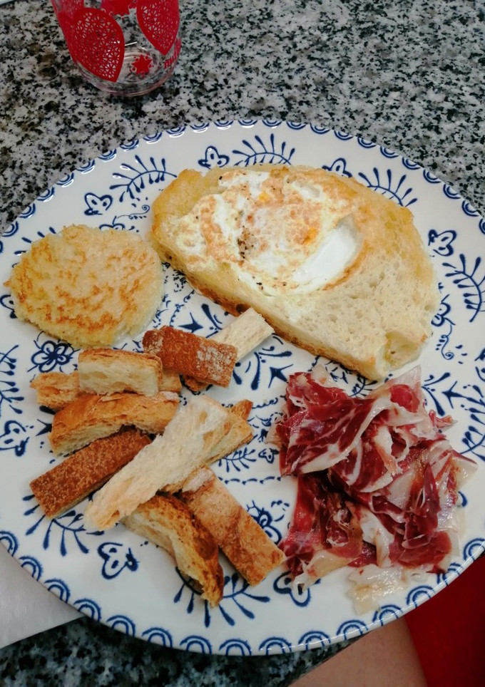 Una foto de Tostada frita con huevo
