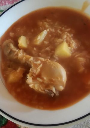 Una foto de Guiso de arroz con pollo😋