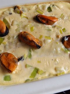 Una foto de Gratinado de mejillones con puré de patatas y puerros