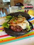 Cheeseburger με καραμελωμένα κρεμμύδια