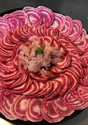 Une photo de Carpaccio de betteraves schiogga chiffonnade de jambon cru de la forêt noire