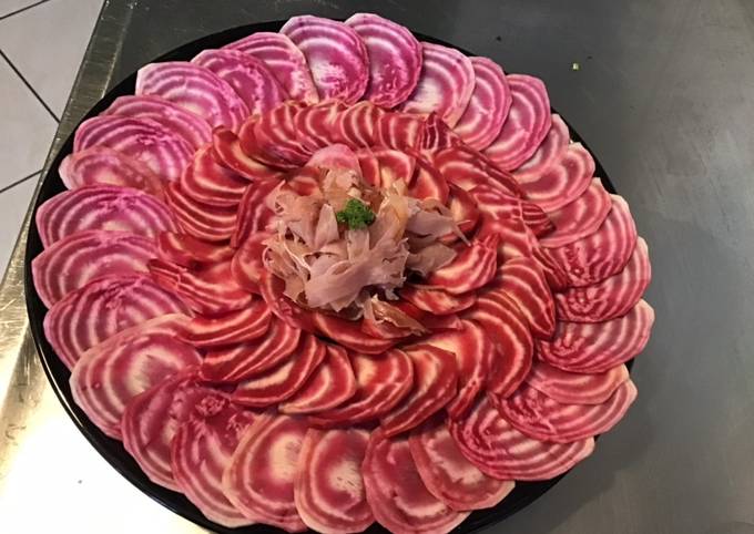 Carpaccio de betteraves schiogga chiffonnade de jambon cru de la forêt noire