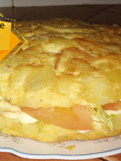 Una foto de Tortilla de patatas rellena