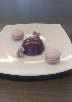 Una foto de Mousse con glaseado espejo y jelly