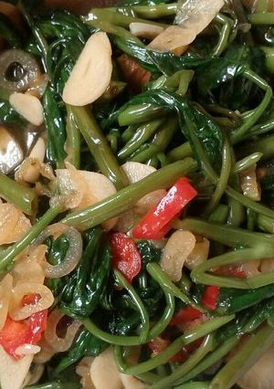 Foto resep tumis kangkung kriuk dan enakk 😜😍