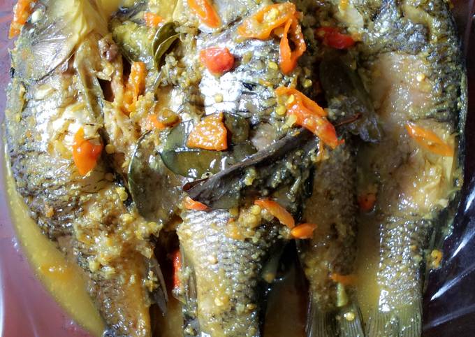 Bagaimana Membuat Ikan mas bumbu kuning ala bidan Anti Gagal