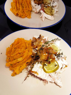 Una foto de Dorada al horno con cebolla caramelizada y puré de boniato con l