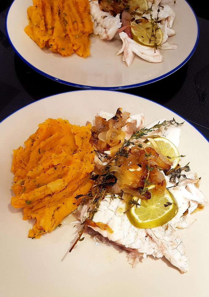 Una foto de Dorada al horno con cebolla caramelizada y puré de boniato con l