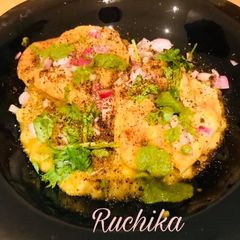 A picture of Ragda Pattice.