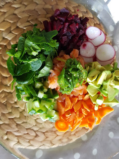 Una foto de Ensalada de quinoa al estilo Poke con salmón ahumado