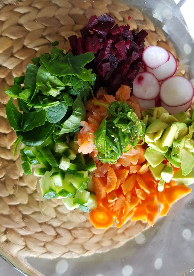 Una foto de Ensalada de quinoa al estilo Poke con salmón ahumado