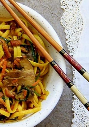 Una foto de Tallarines de verduras especiados