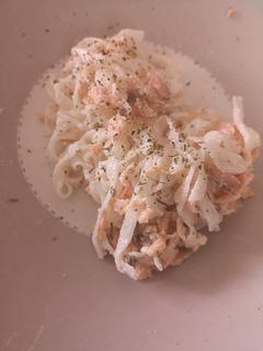 Una foto de Noodles de arroz con salmón ahumado