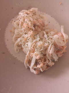 Una foto de Noodles de arroz con salmón ahumado