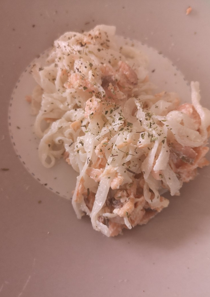 Una foto de Noodles de arroz con salmón ahumado