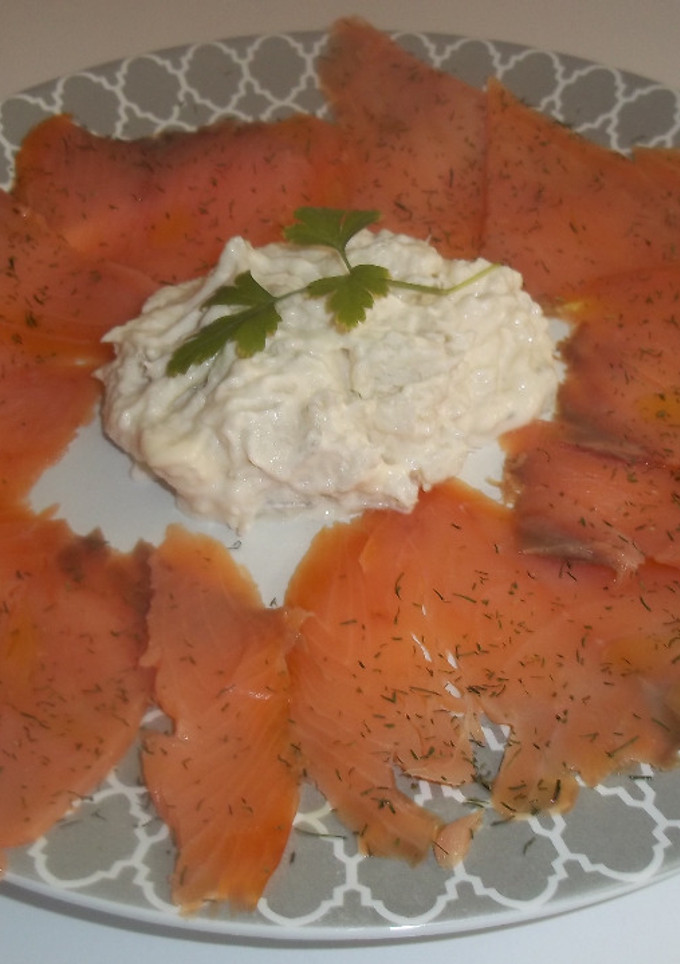 Una foto de Salmón ahumado y merluza