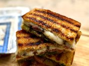 Una foto de sandwich lomito