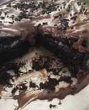 Pastel de chocolate oscuro relleno de manjar de lechera con menta