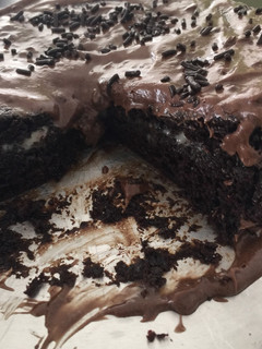 Una foto de Pastel de chocolate oscuro relleno de manjar de lechera con menta