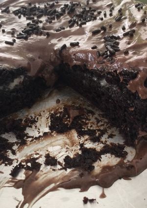 Una foto de Pastel de chocolate oscuro relleno de manjar de lechera con menta