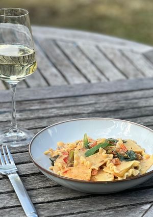 A picture of Coast of the Gods biricci con asparagi, pomodori, aglio selvatico e dolcelatte.