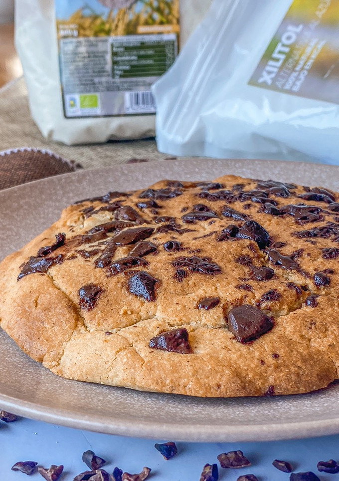 Una foto de Mega cookie sin gluten en airfryer
