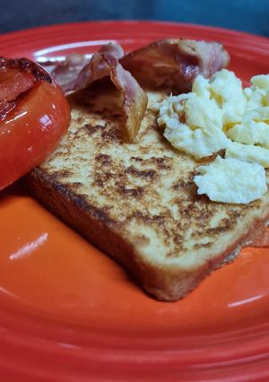 A picture of French Toast.