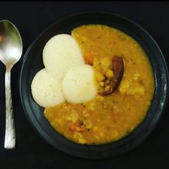 A picture of Idli Sambhar.