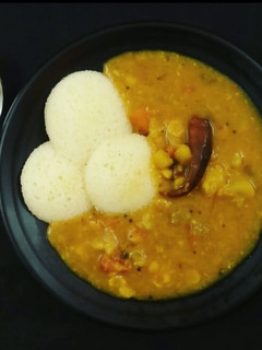 A picture of Idli Sambhar.