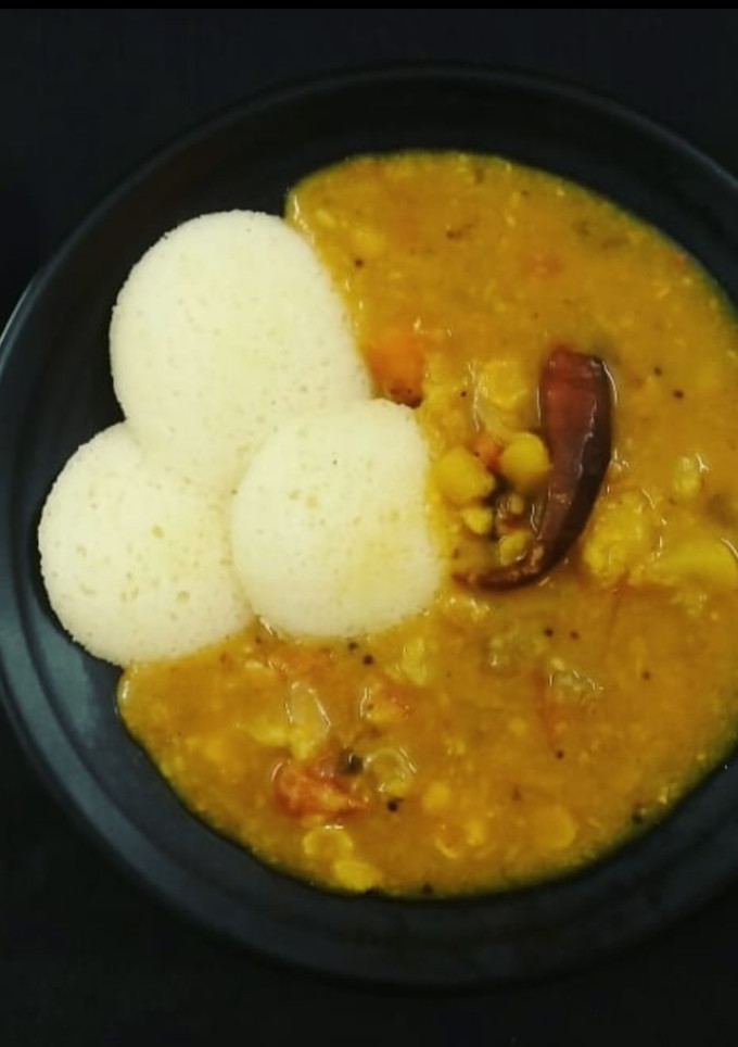 A picture of Idli Sambhar.