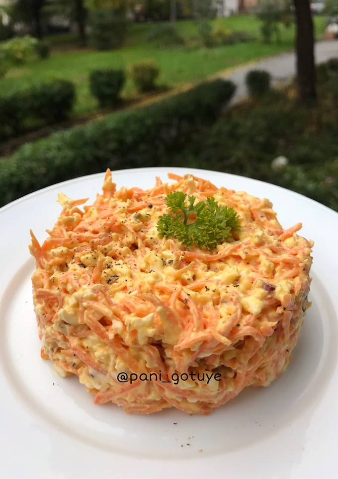 Морквяний салат з плавленими сирками