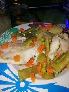 Una foto de Menestra de verduras hervidas con filetes de merluza