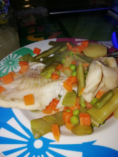 Una foto de Menestra de verduras hervidas con filetes de merluza
