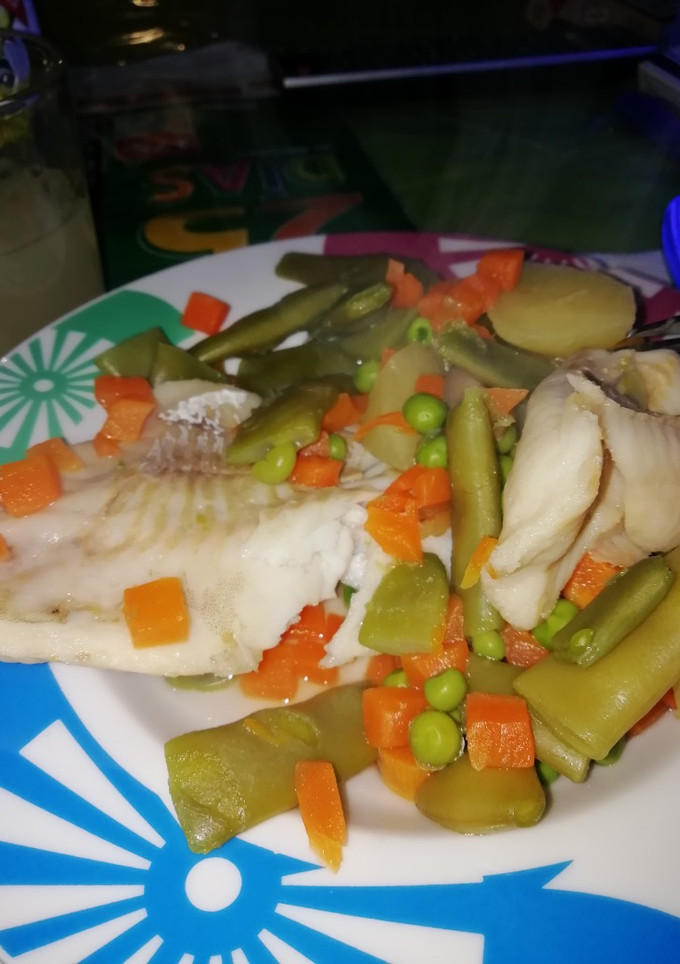Una foto de Menestra de verduras hervidas con filetes de merluza
