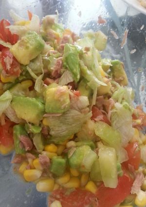 Una foto de Ensalada de aguacate y atún 
