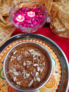 इंस्टेंट मूंग दाल हलवा (Instant Moong Dal Halwa recipe in Hindi) रेसिपी मुख्य फोटो