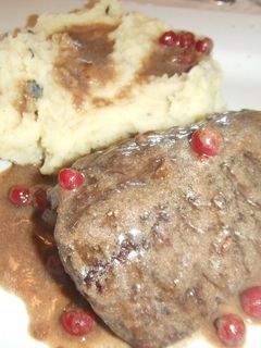 Una foto de Medallones de ciervo en salsa de grosellas con puré trufado
