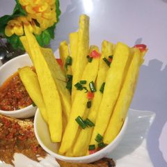 A picture of Turmeric fried yam.