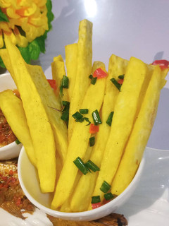 A picture of Turmeric fried yam.