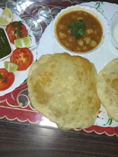 चटपटे छोले भटूरे (chatpate chole bhature recipe in Hindi) रेसिपी मुख्य फोटो