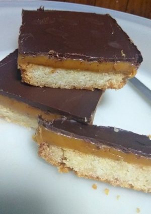Una foto de Barritas de caramelo y chocolate🍬🍫