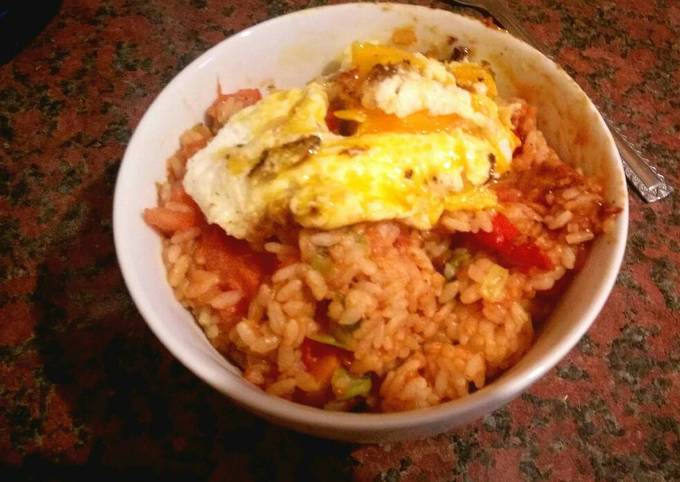 Rice with fried egg and tomato