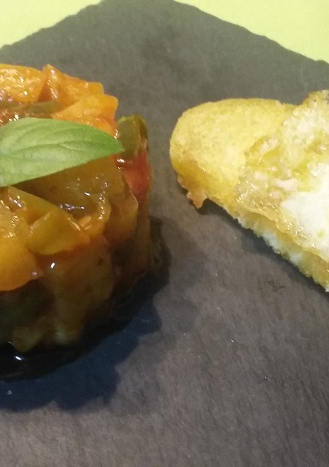 Una foto de El pisto con huevo de pin y pon