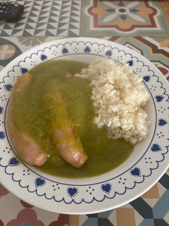 Una foto de Salchichas con salsa de vino