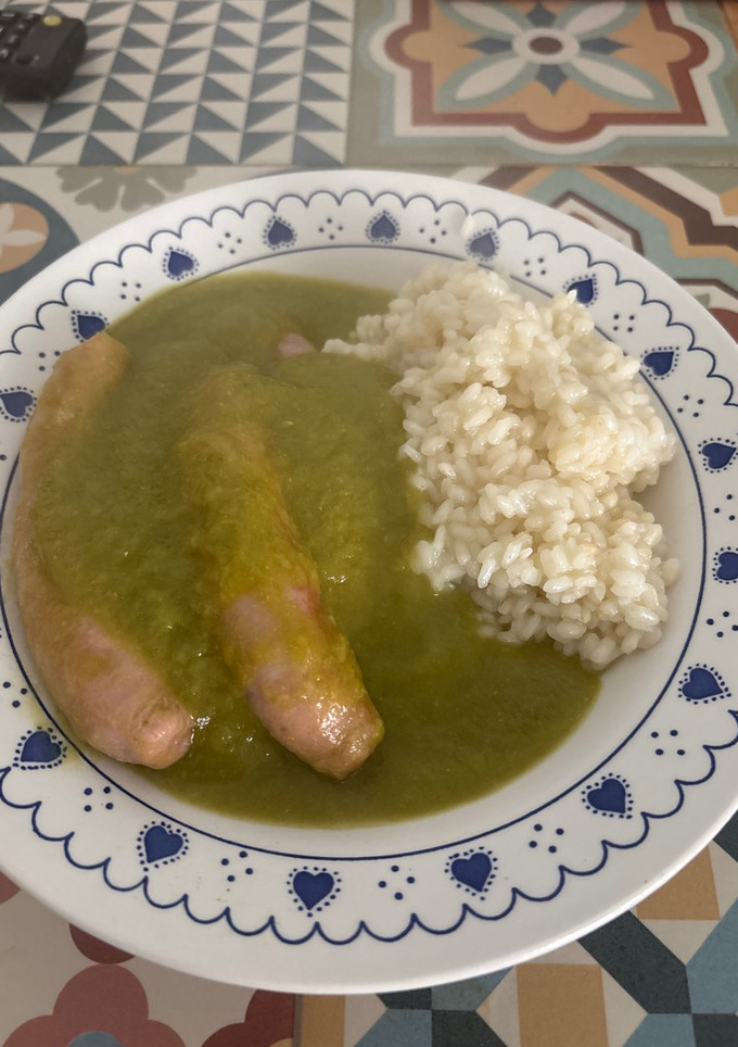 Una foto de Salchichas con salsa de vino