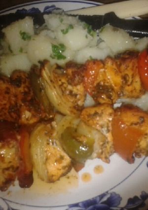 Una foto de Brochett's de pollo con papas, ajo y perejil