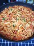 Tagliatelles integrales con salsa bolognesa y albahaca