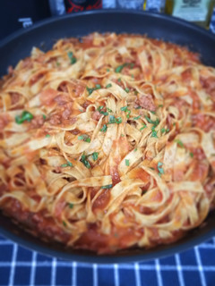 Una foto de Tagliatelles integrales con salsa bolognesa y albahaca
