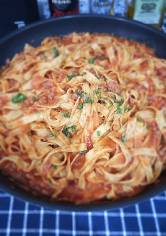 Una foto de Tagliatelles integrales con salsa bolognesa y albahaca
