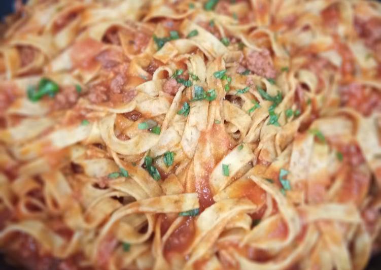 Tagliatelles integrales con salsa bolognesa y albahaca